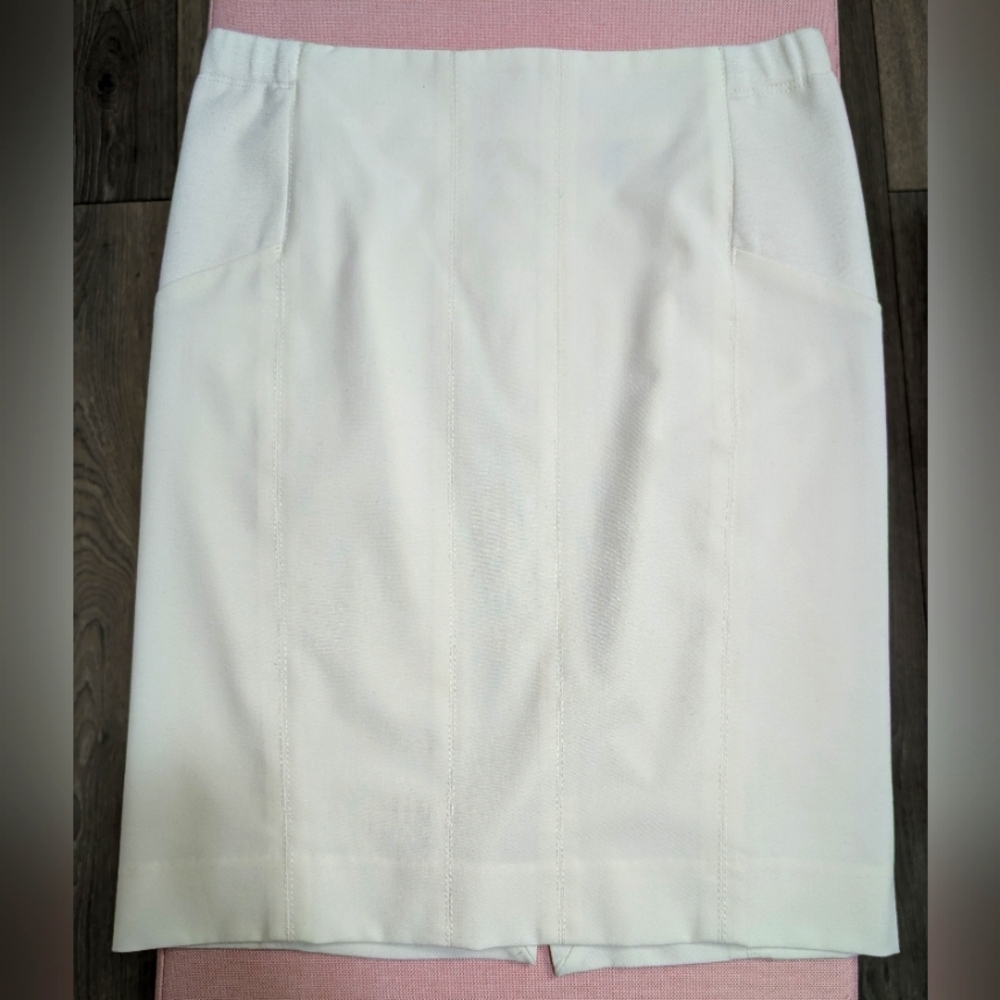 EUC•BCBGMAXAZRIA Pencil Skirt•White 🤍• XS